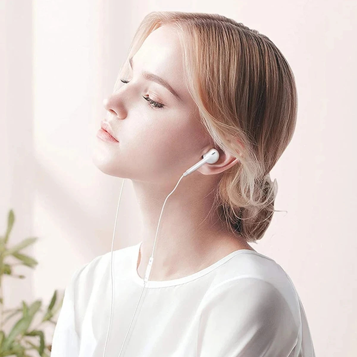 Wired Earphones, Portable Wired Earplugs with Microphone and Volume Control, Universal In-ear Headphones for Type C Devices